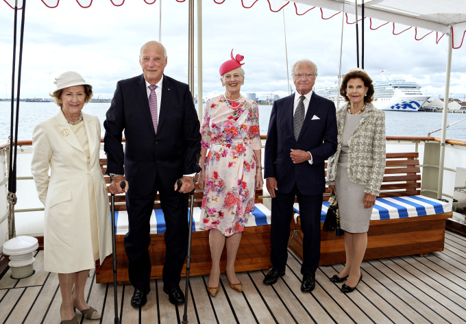 Dronning Sonja, Kong Harald, Dronning Margrethe, Kong Carl Gustaf og Dronning Silvia under lunsjen ombord på Kongeskipet 